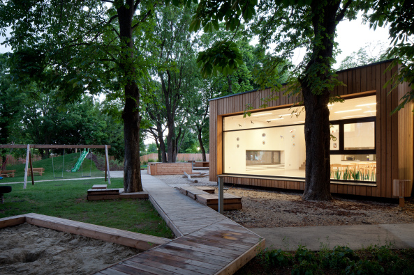 Kindergarten in Österreich / Freispiel in der Waldhütte - Architektur