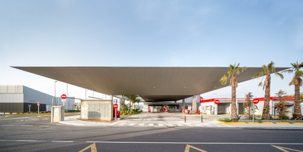 Abfahren in Beton | Busbahnhof in Santa Pola - BauNetz.de