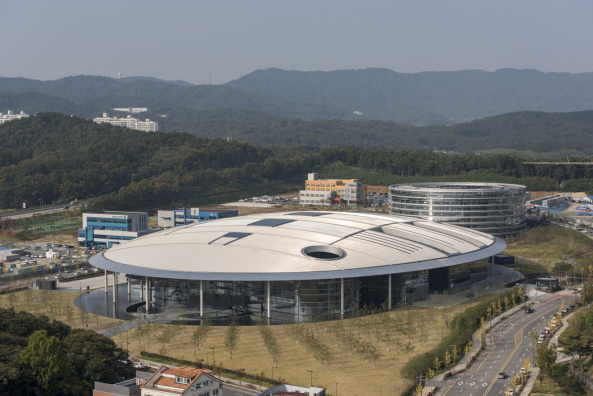 Odyssee unter der Radkappe
 - Technologiezentum von Foster + Partners in Korea