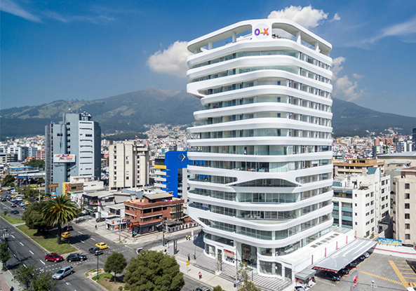 Wabernd vor den Anden
 - Hochhaushybrid in Quito