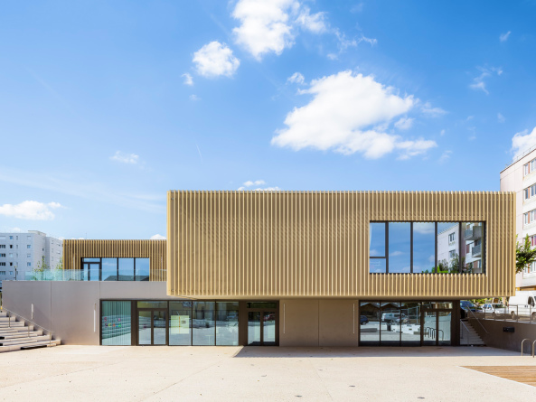 Alltägliches Grau, frisch vergoldet
 - Kulturzentrum bei Fontainebleau von Téqui Architectes