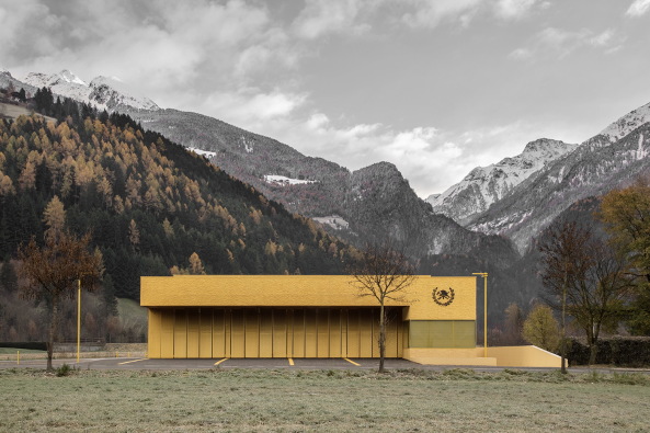 Feuerwache in Gold
 - Neubau von Pedevilla in Südtirol