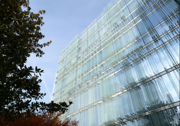 Wie ein gigantischer Server
 - Fassadenkunst für Firmensitz in Genf von Giovanni Vaccarini