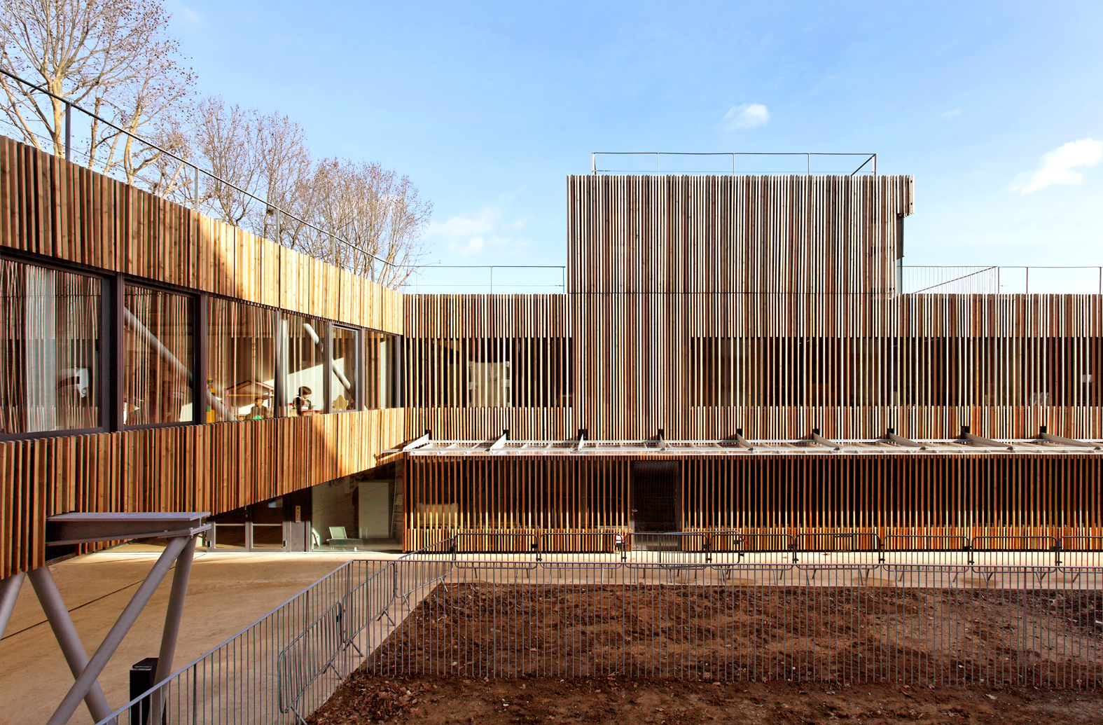 Schule von Feichtinger bei Paris fertig / Vibration der Fassade