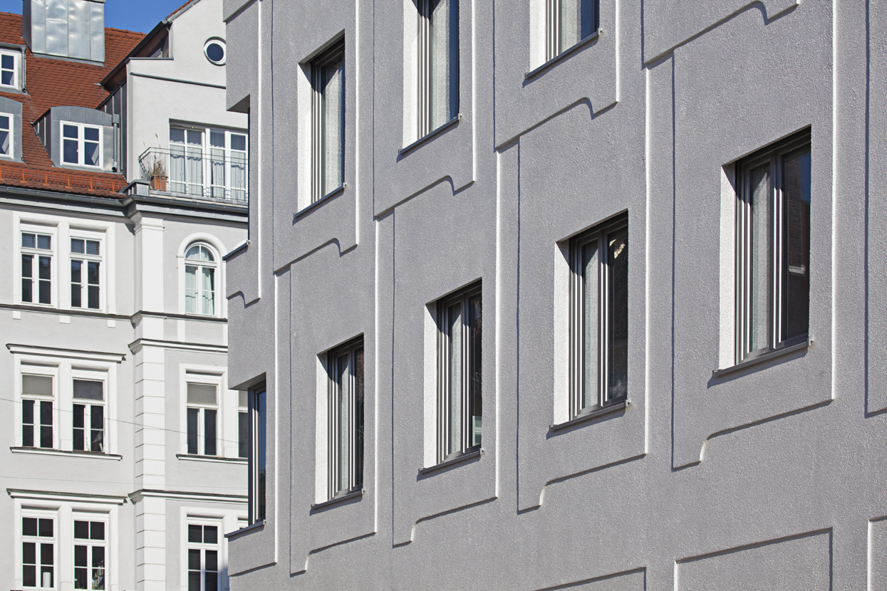 Bürohaus in München von Hild und K / Silberne Putzfaschen ...