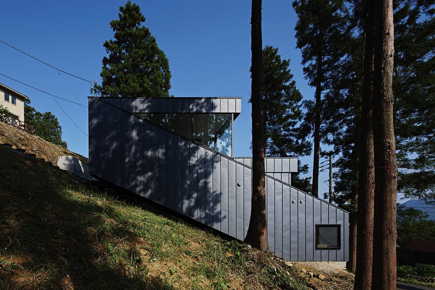 Einfamilienhaus in Japan / Treppe am Hang - Architektur und Architekten