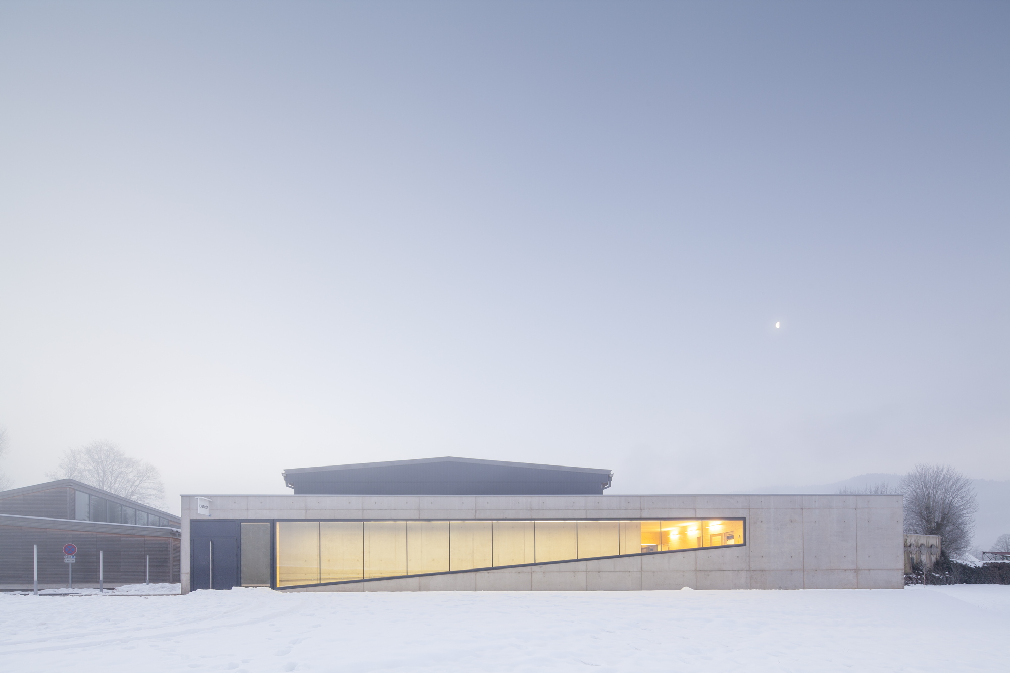 Erweiterung einer Sporthalle in den Vogesen / Fenster aus Beton