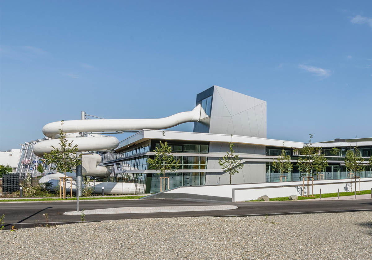 Schwimmen im Hof
 - Sportbad Friedrichshafen von Behnisch Architekten