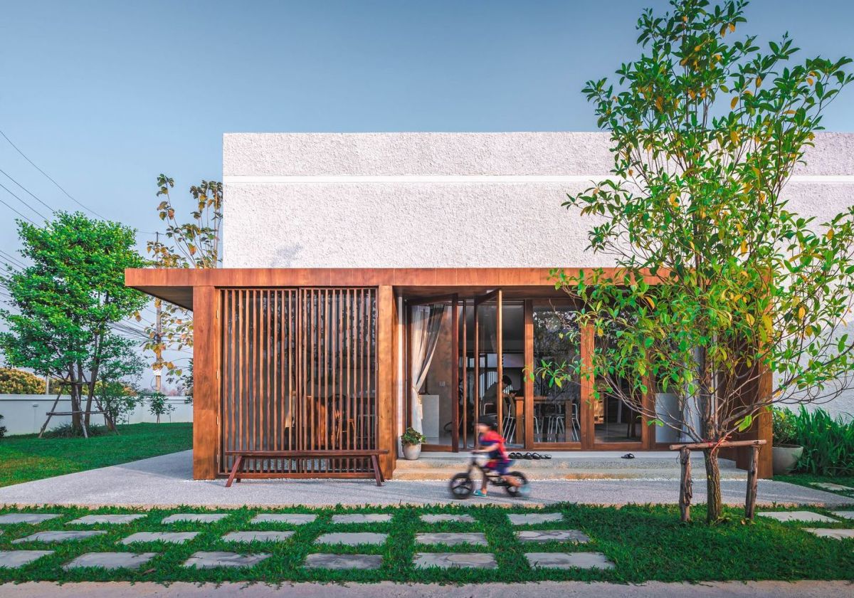 Teakholzlatten und Padouk-Boden - Wohnhaus in Thailand von Onhill Design