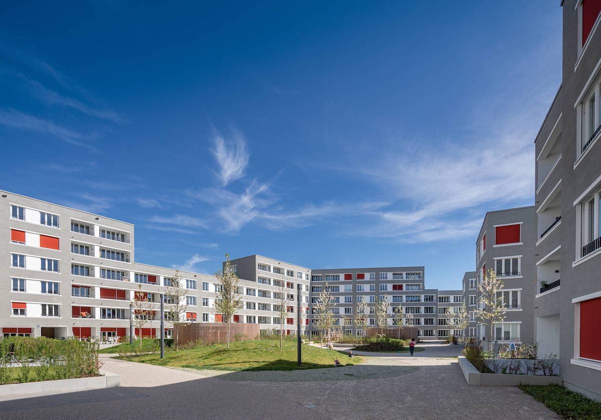 Rollo runter für Farbakzente - Wohngebiet in München von meck architekten