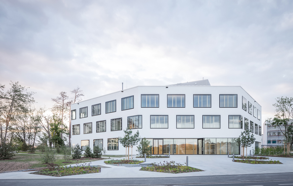 Facetten eines Solitärs
 - Forschungsgebäude in Alzenau von BHBVT Architekten