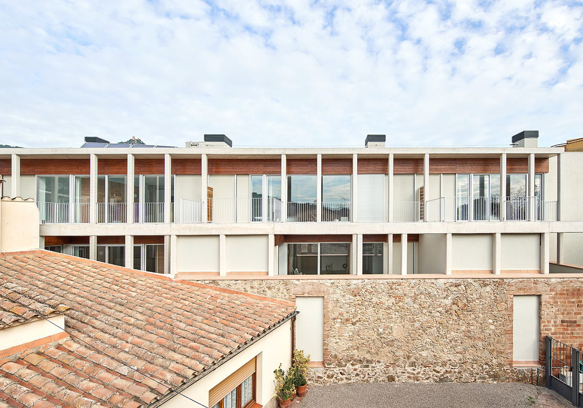 Gut eingepasst an der katalanischen Küste
 - Wohnungsbau von Twobo + Luis Twose
