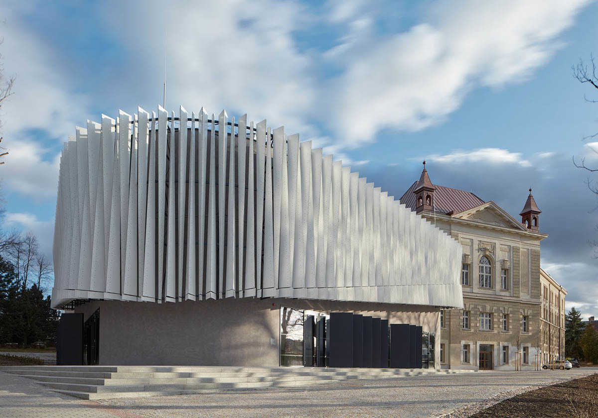 Schwung statt Disziplin
 - Auditorium von Qarta Architektura in Tschechien